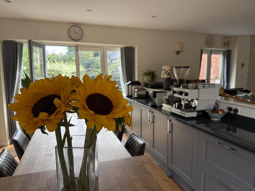 Lot: 44 - TWO COTTAGES, TWO BARNS WITH CONSENT FOR SIX TWO-BEDROOM HOLIDAY COTTAGES AND A POTTERY BARN AND CAR PARK WHICH ARE LET COMMERCIALLY - Close up of the Kitchen & Dining Room
